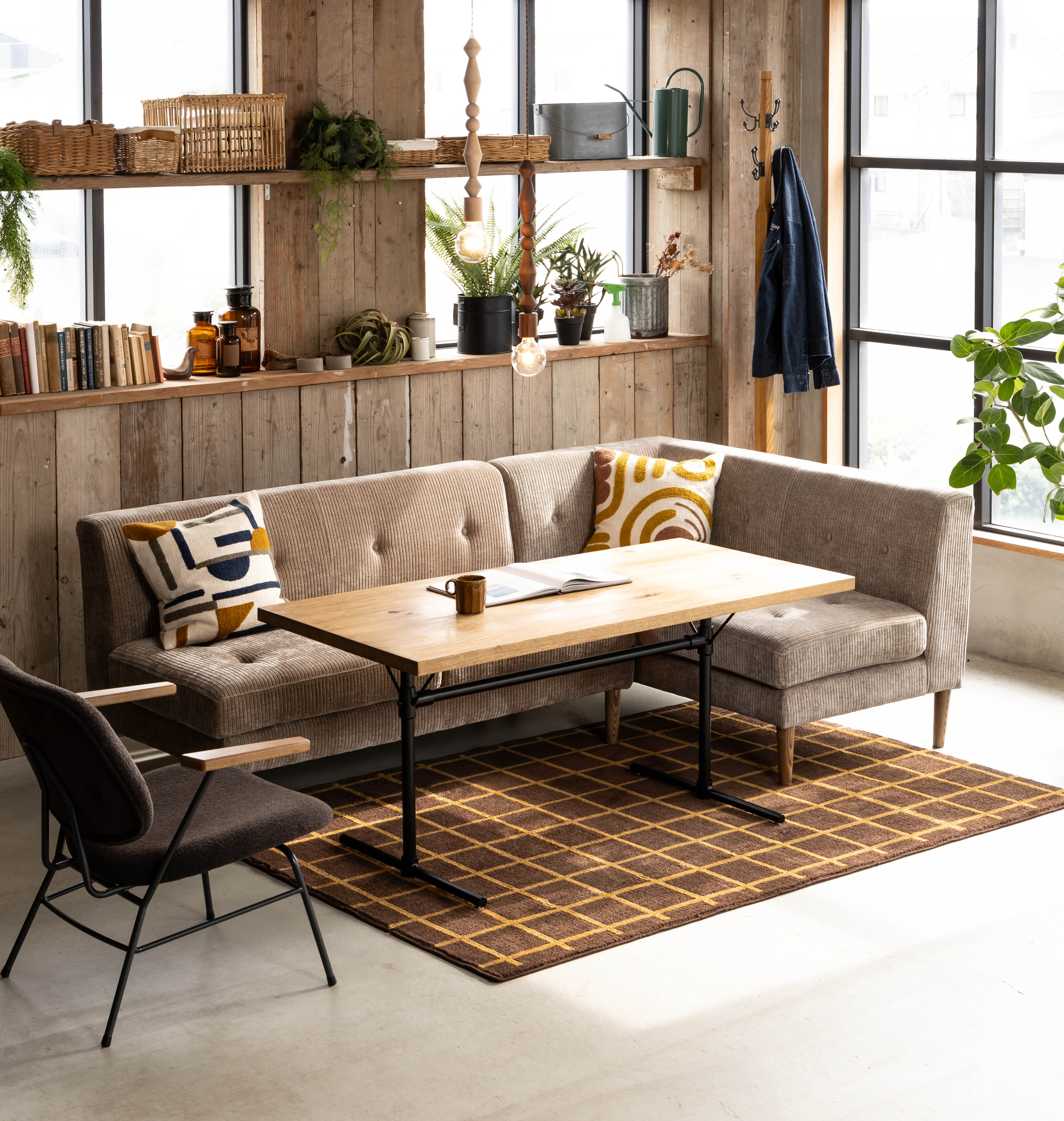 オイル仕上げのヴィンテージ感溢れるカフェライクなLDテーブル。