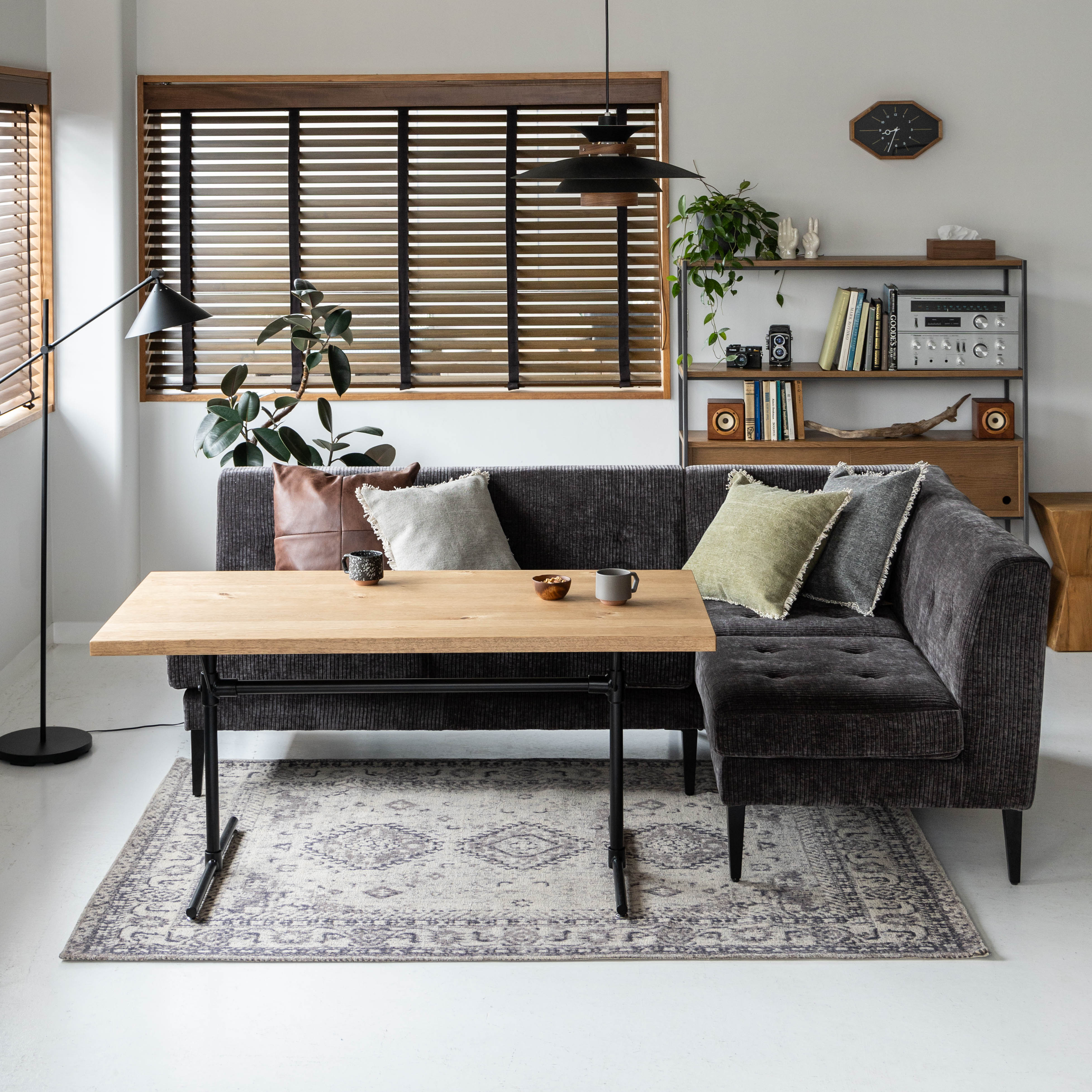 オイル仕上げのヴィンテージ感溢れるカフェライクなLDテーブル。