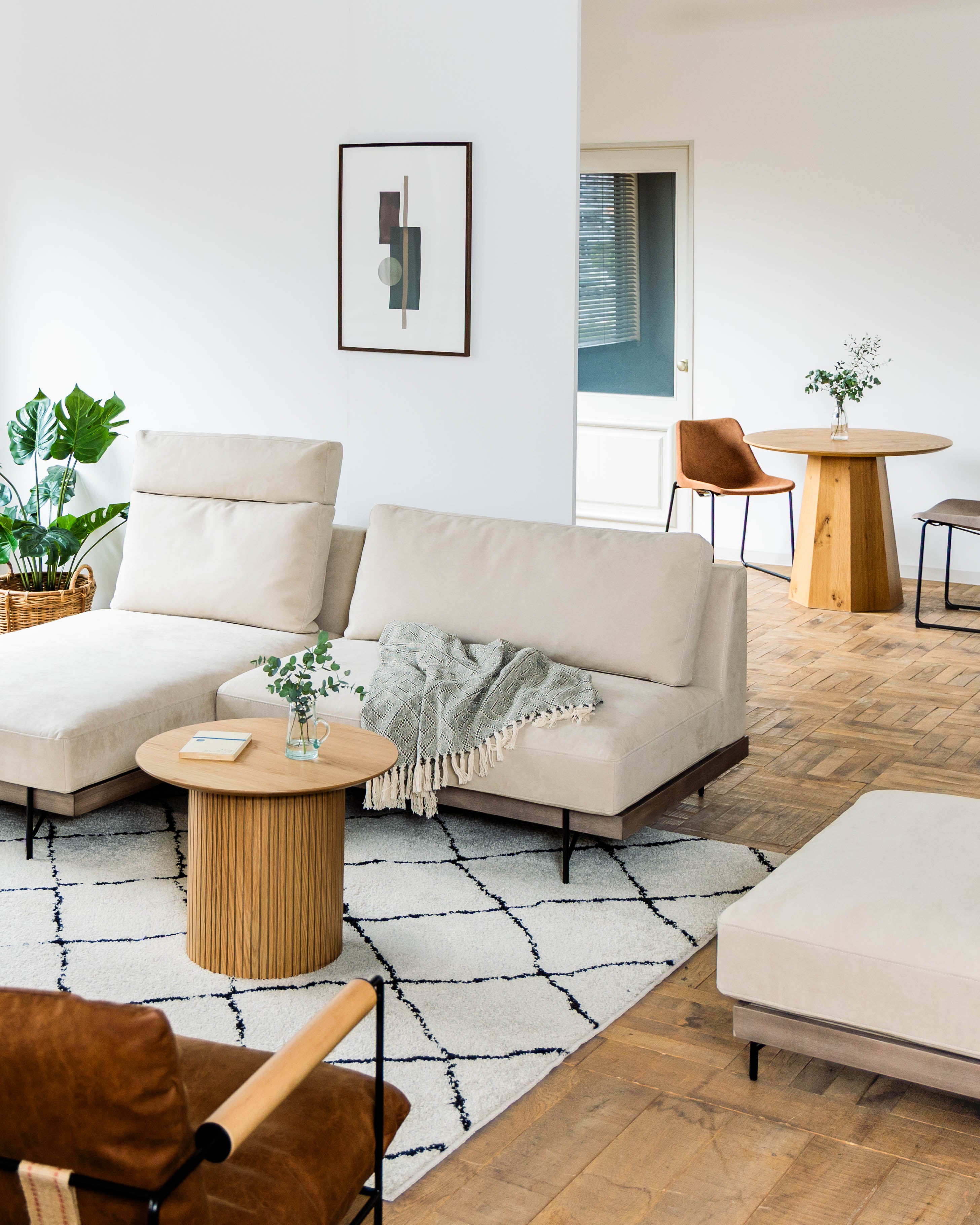 LIVING TABLE