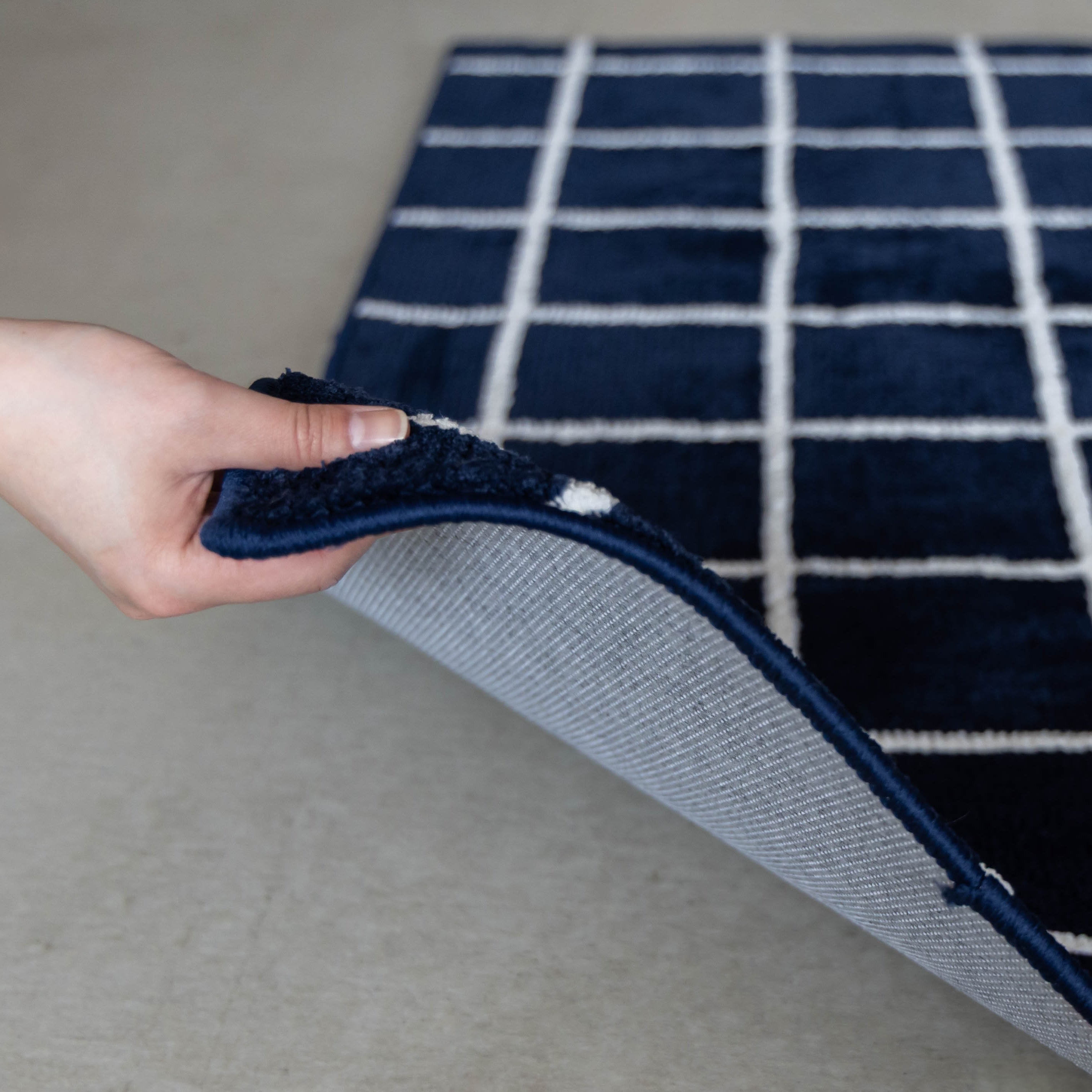 シンプルなグラフチェックのラグ ネイビー