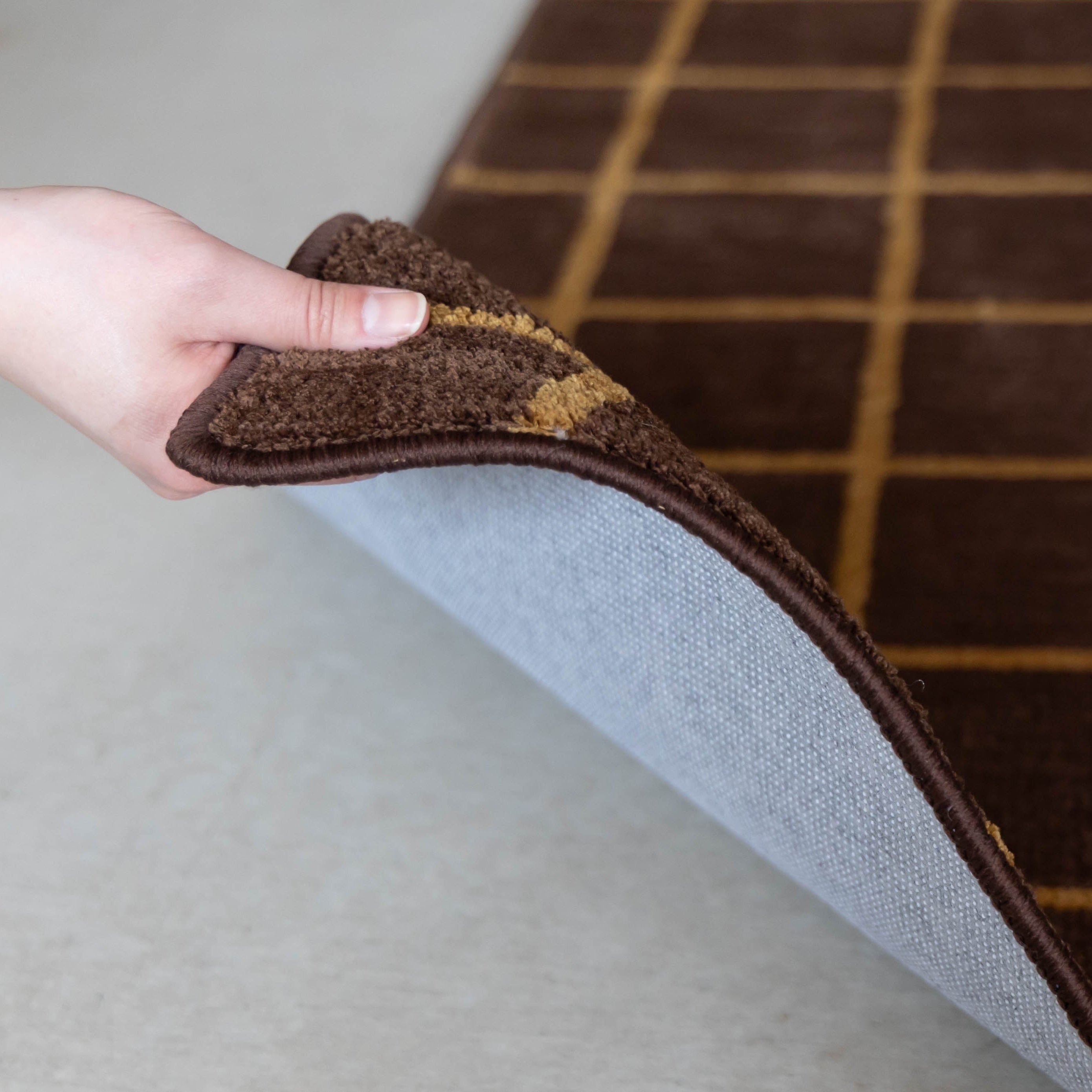 シンプルなグラフチェックのラグ ブラウン