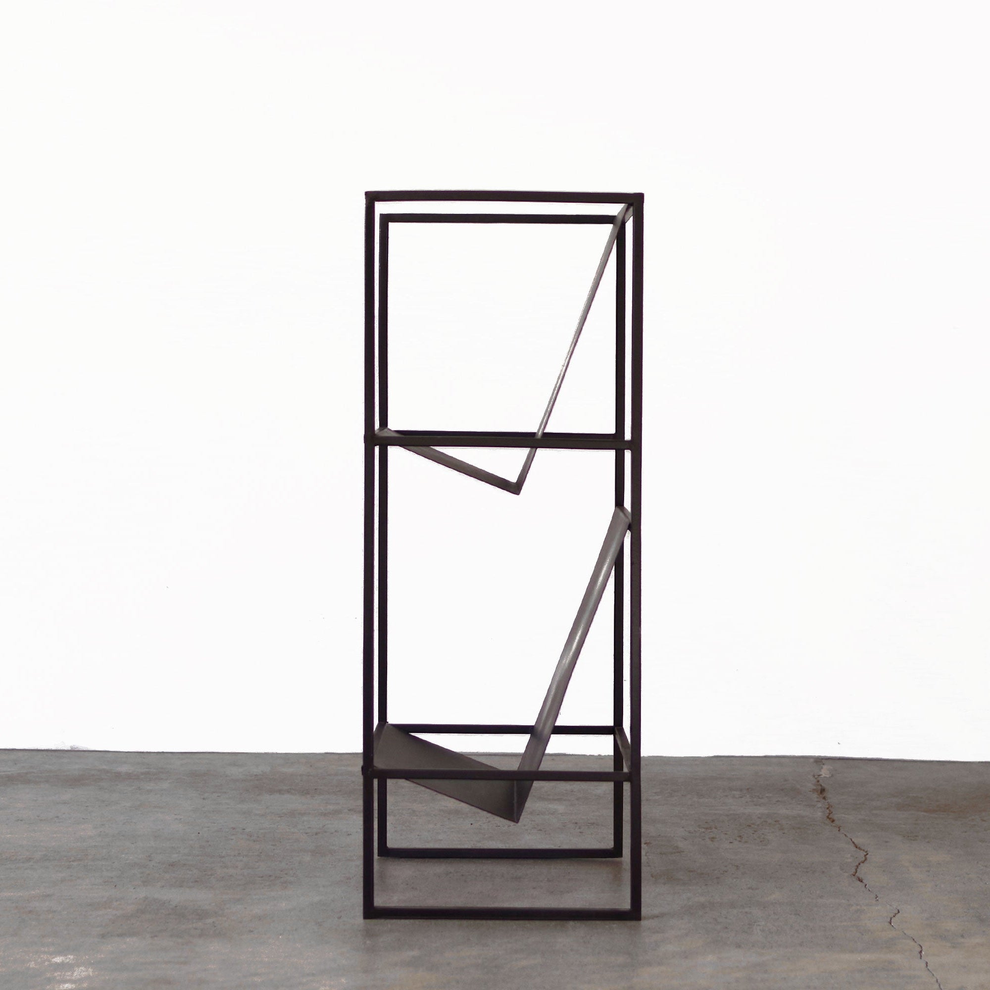 シンプルなアイアンのマガジンラック