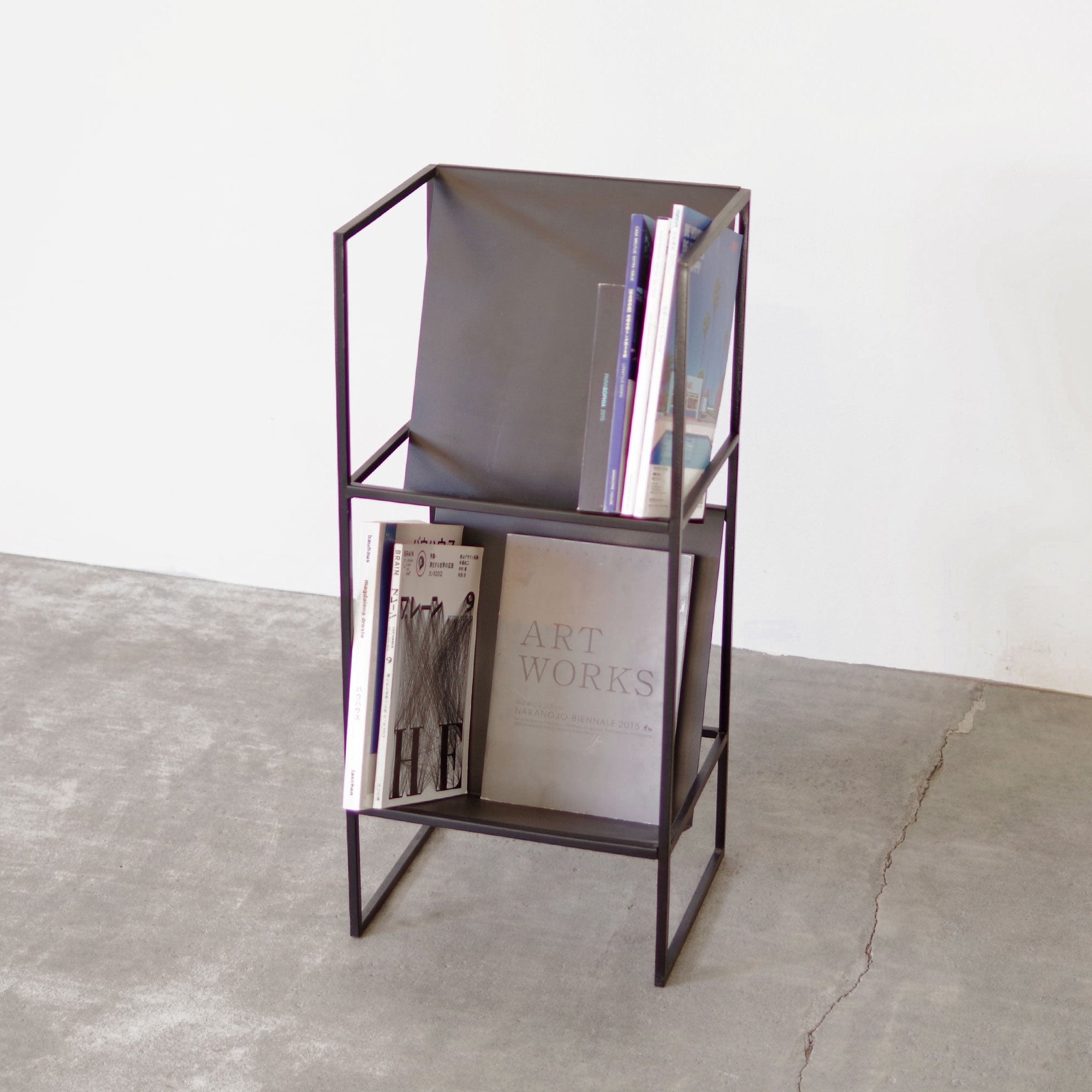 シンプルなアイアンのマガジンラック