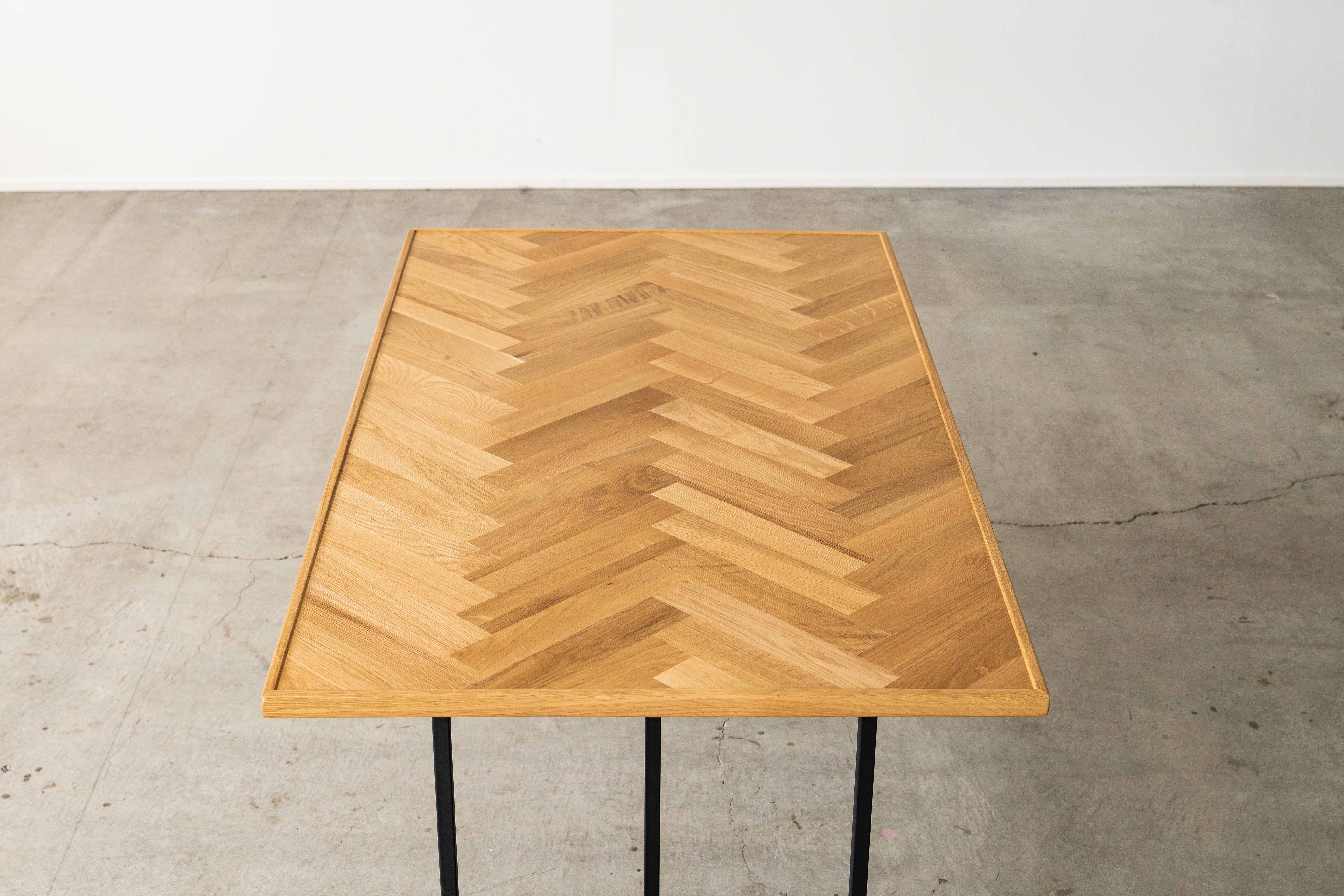 NODEⅡ HERRINGBONE LIVING DINING TABLE