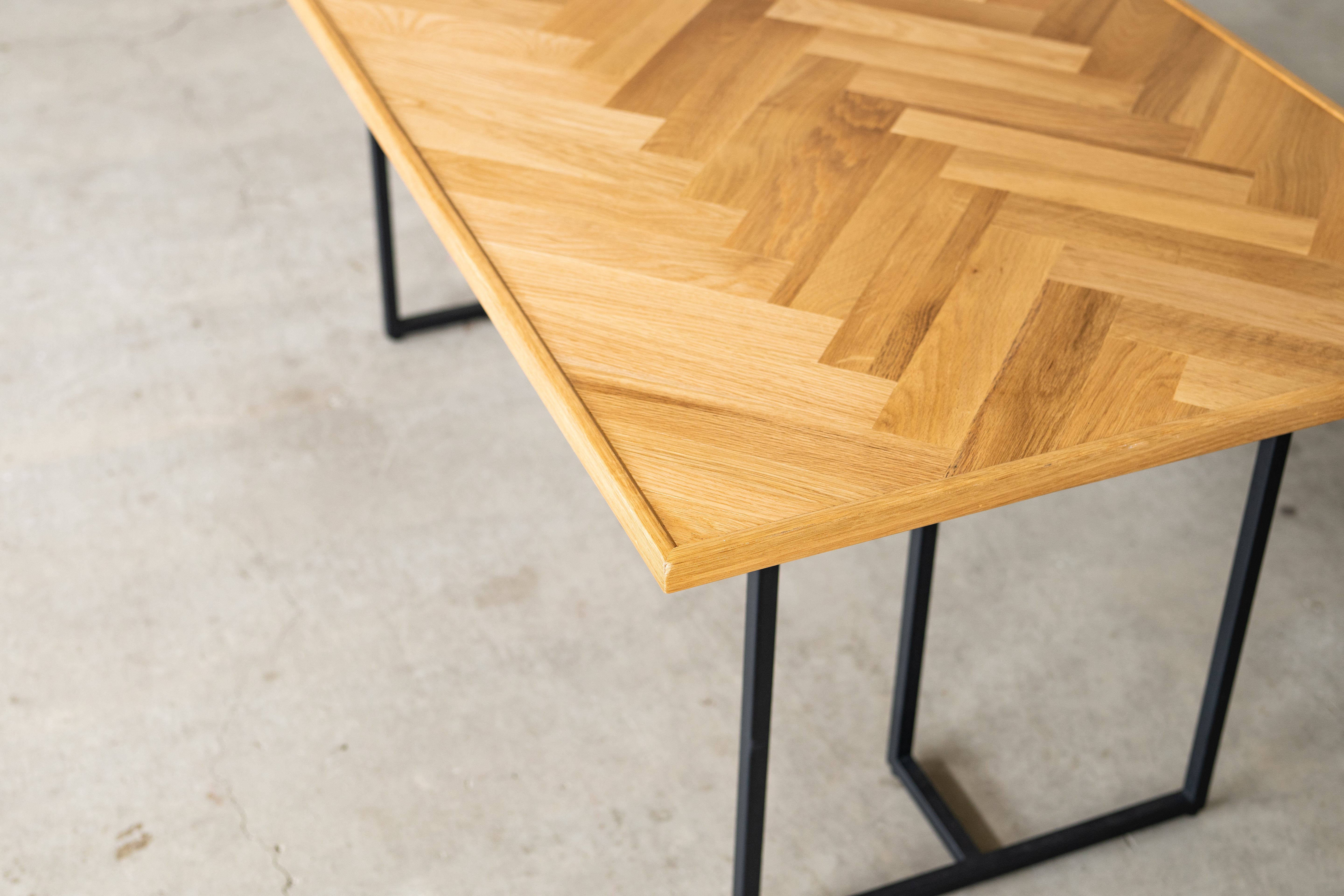 NODEⅡ HERRINGBONE LIVING DINING TABLE