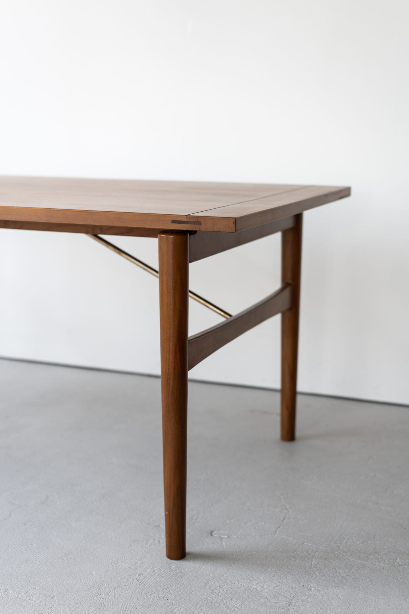 SKAVE DINING TABLE