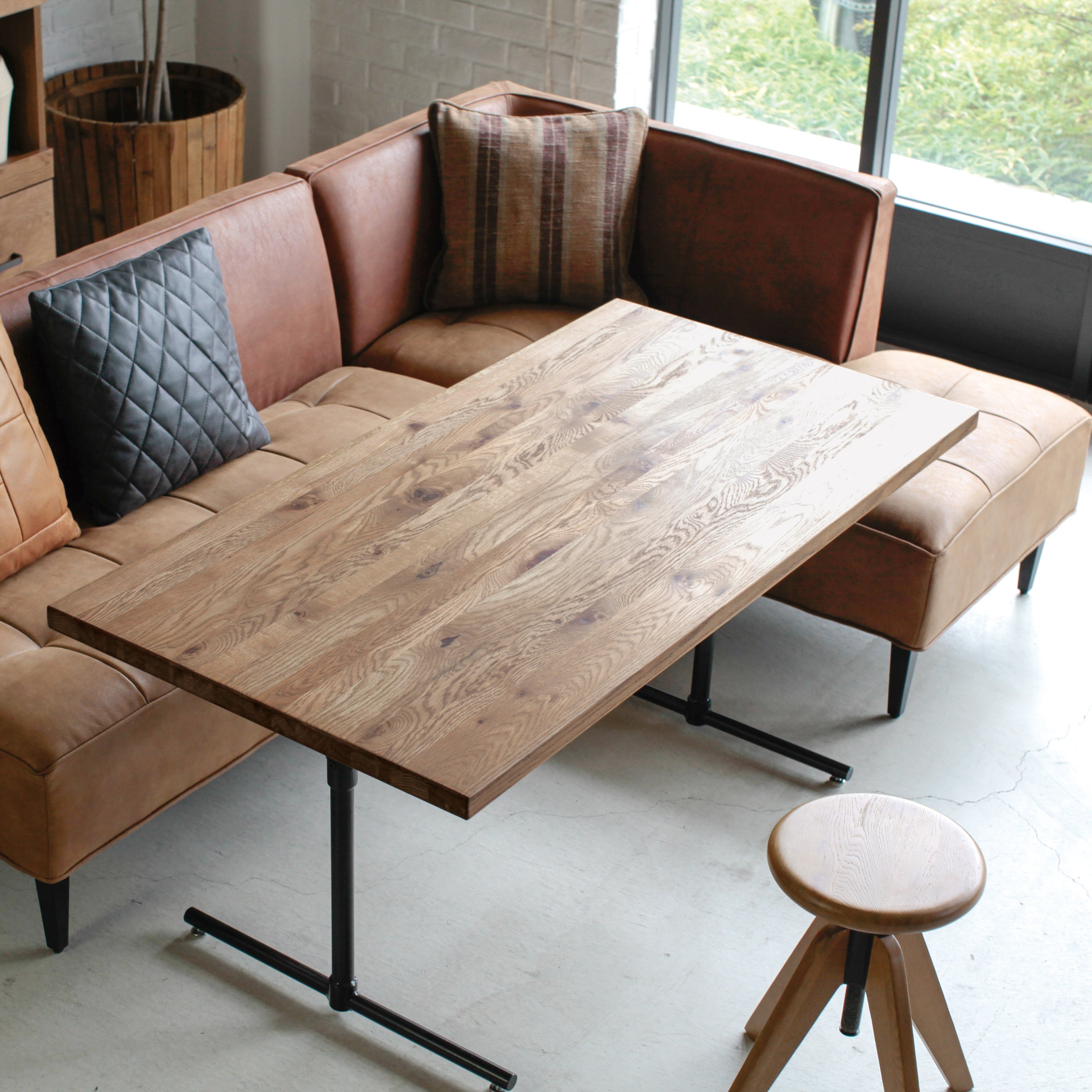 オイル仕上げのヴィンテージ感溢れるカフェライクなLDテーブル。