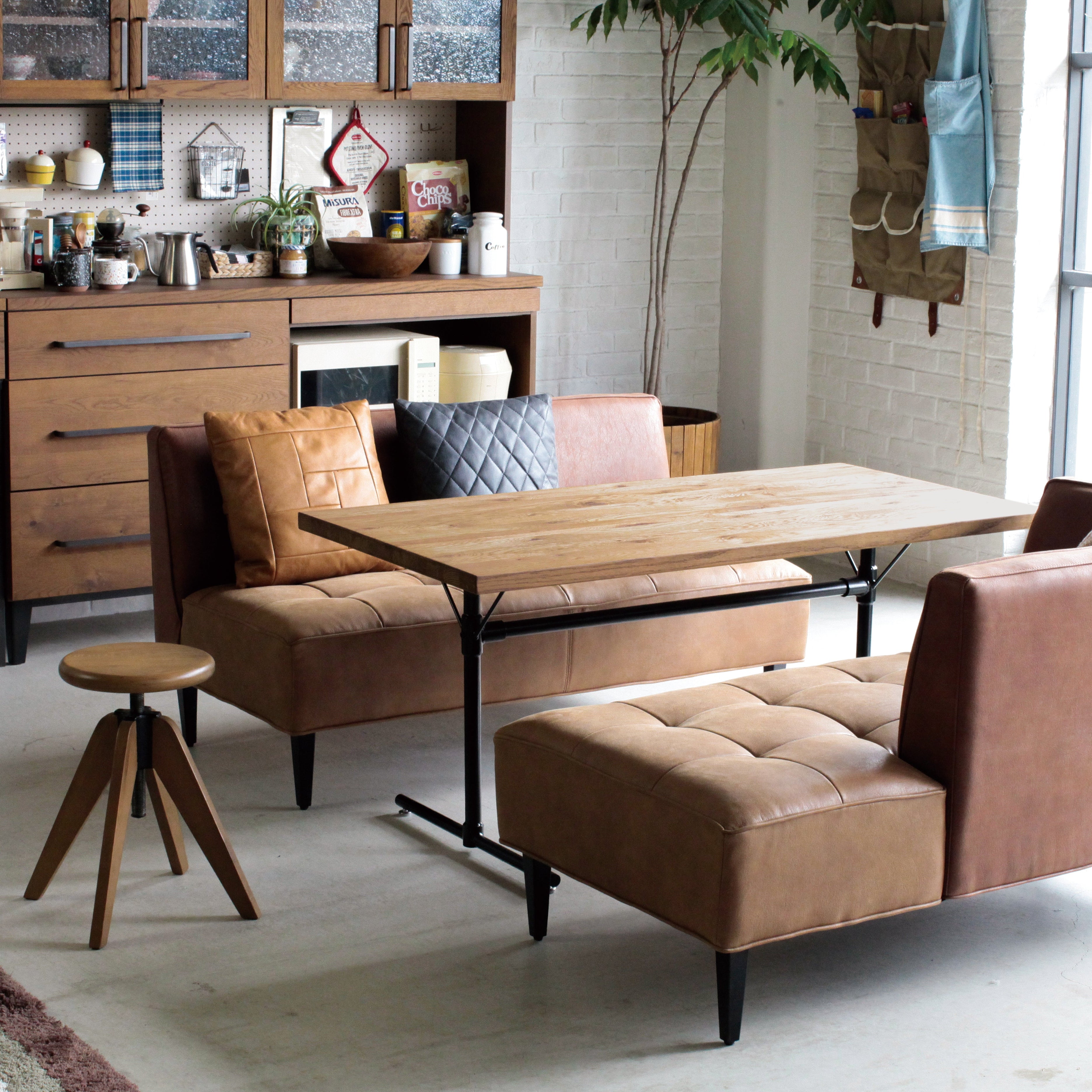 オイル仕上げのヴィンテージ感溢れるカフェライクなLDテーブル。