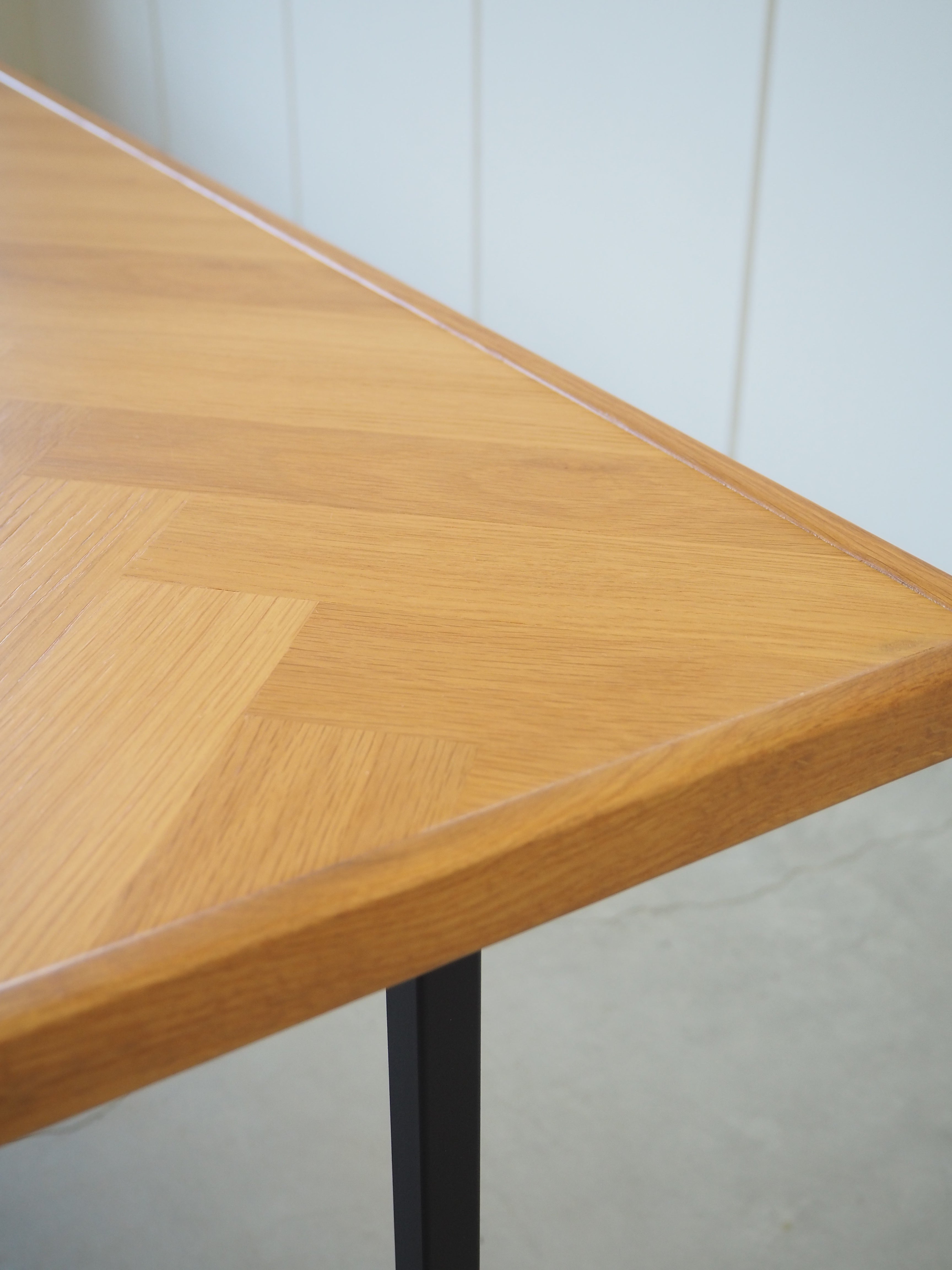 NODEⅡ HERRINGBONE LIVING DINING TABLE