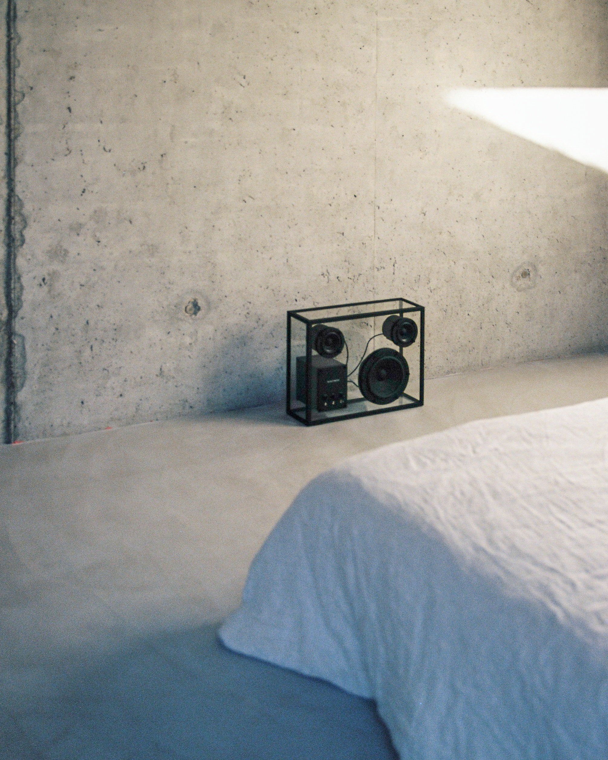 TRANSPARENT SPEAKER BLACK