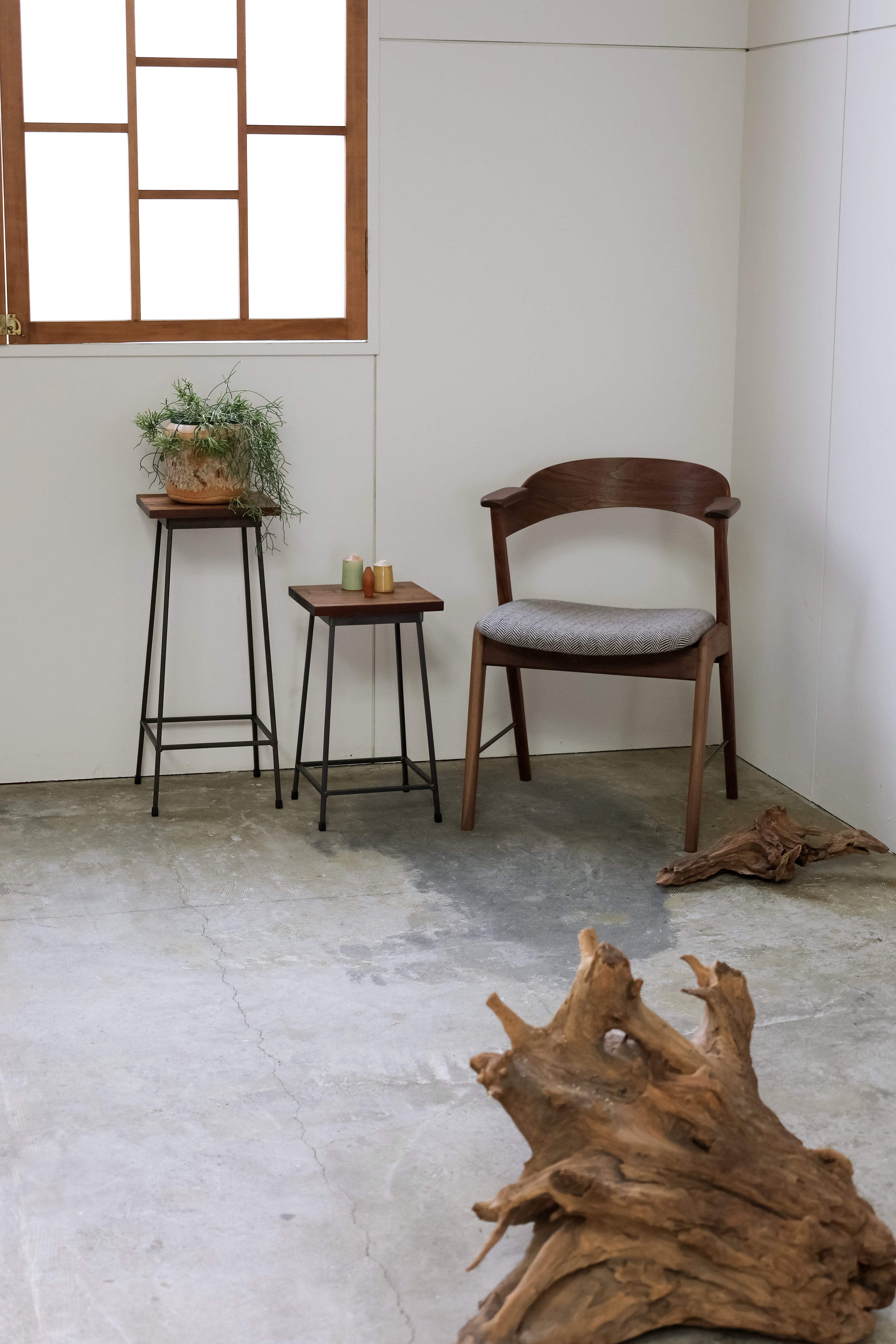 danis short arm chair wood x brass WN