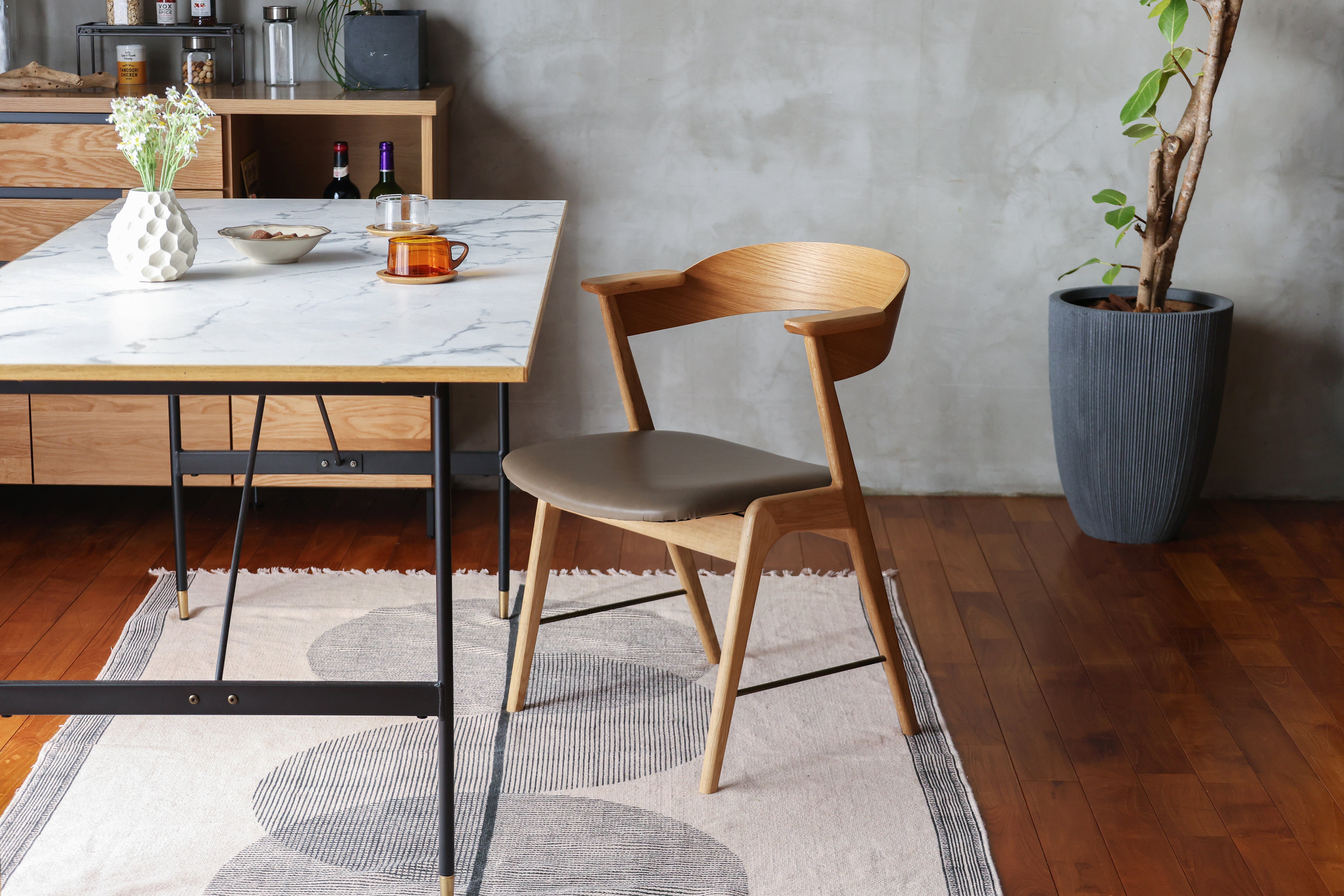 danis short arm chair wood x brass NT