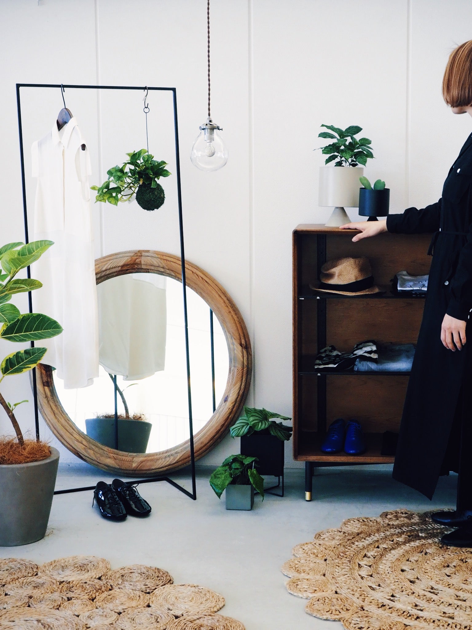 ROUND STAND&WALL MIRROR