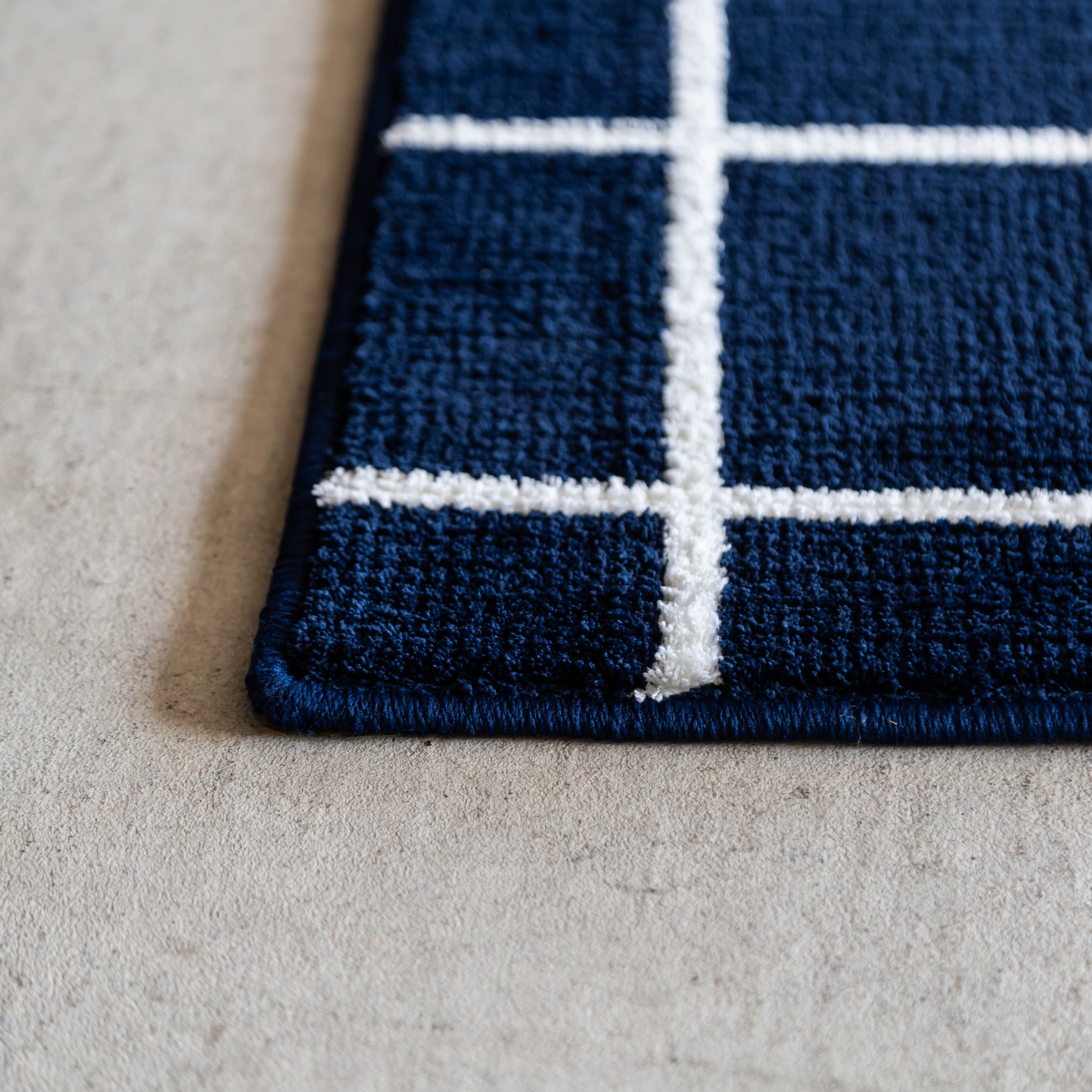 シンプルなグラフチェックのラグ ネイビー