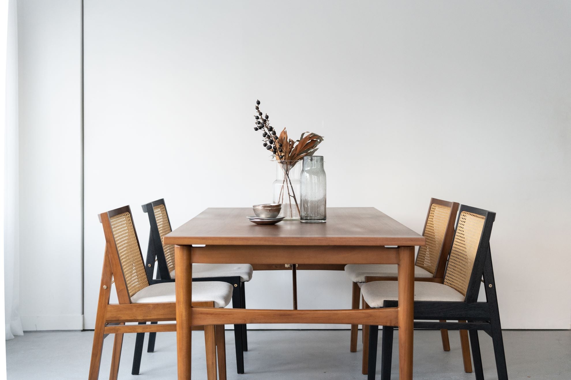 SKAVE DINING TABLE