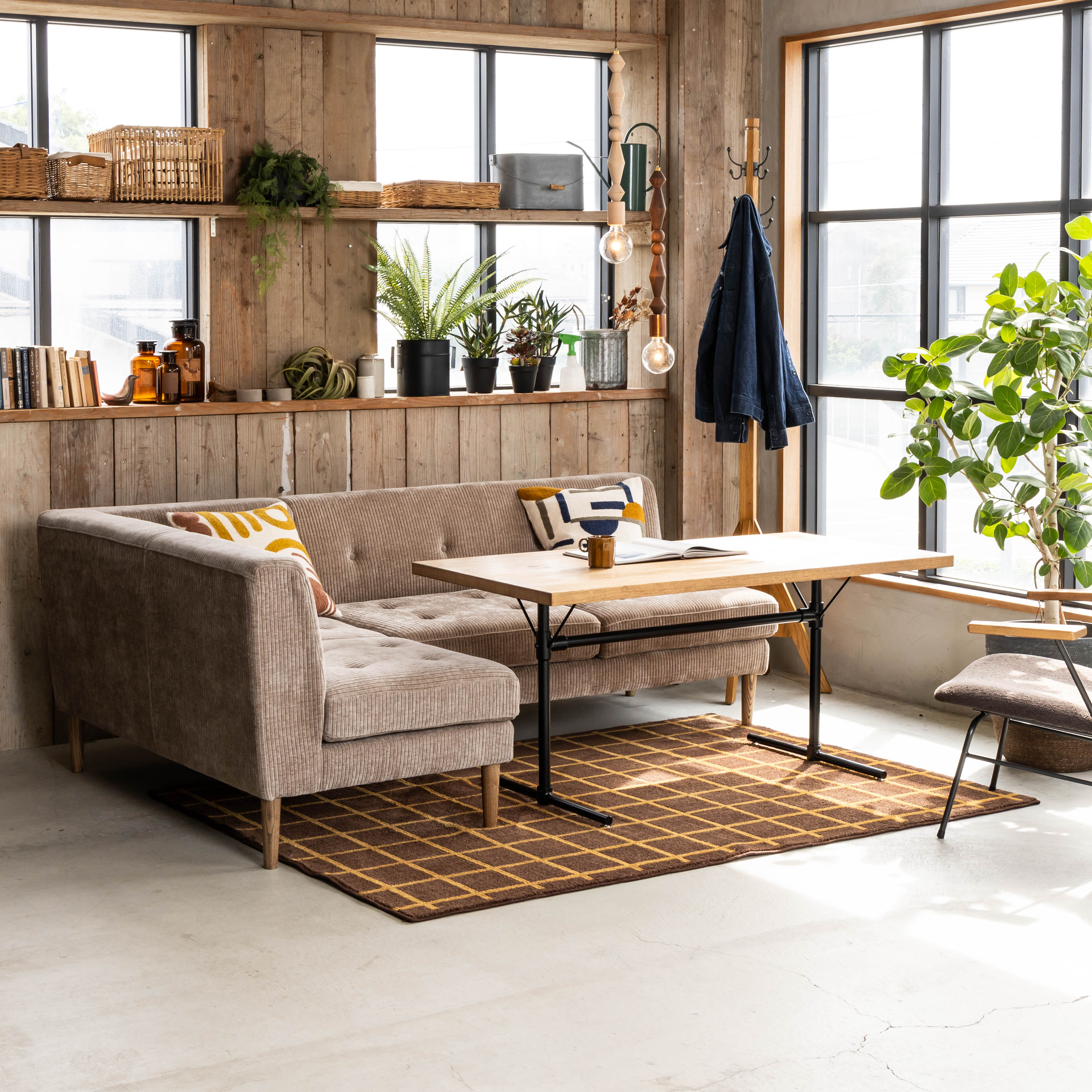 オイル仕上げのヴィンテージ感溢れるカフェライクなLDテーブル。