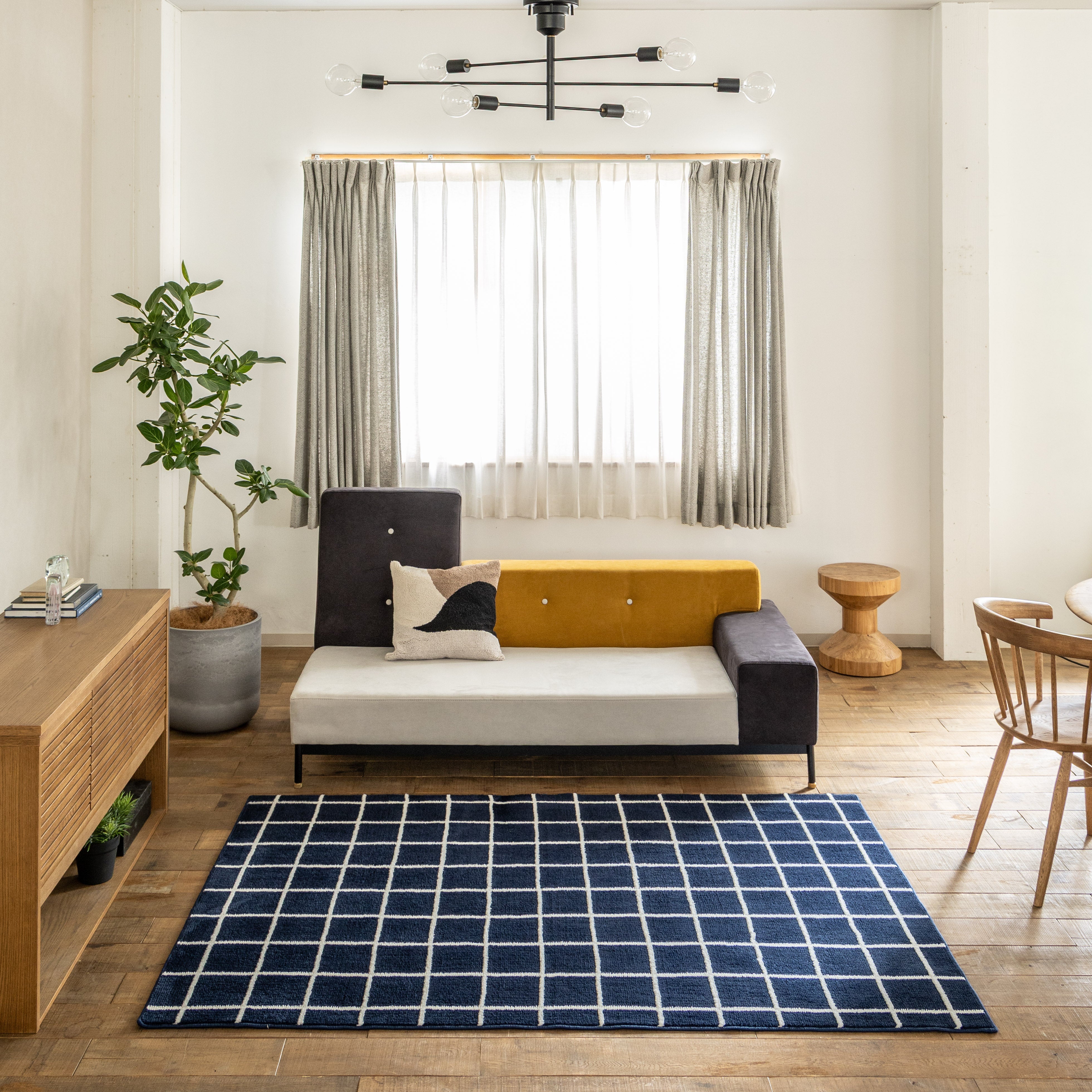 シンプルなグラフチェックのラグ ネイビー