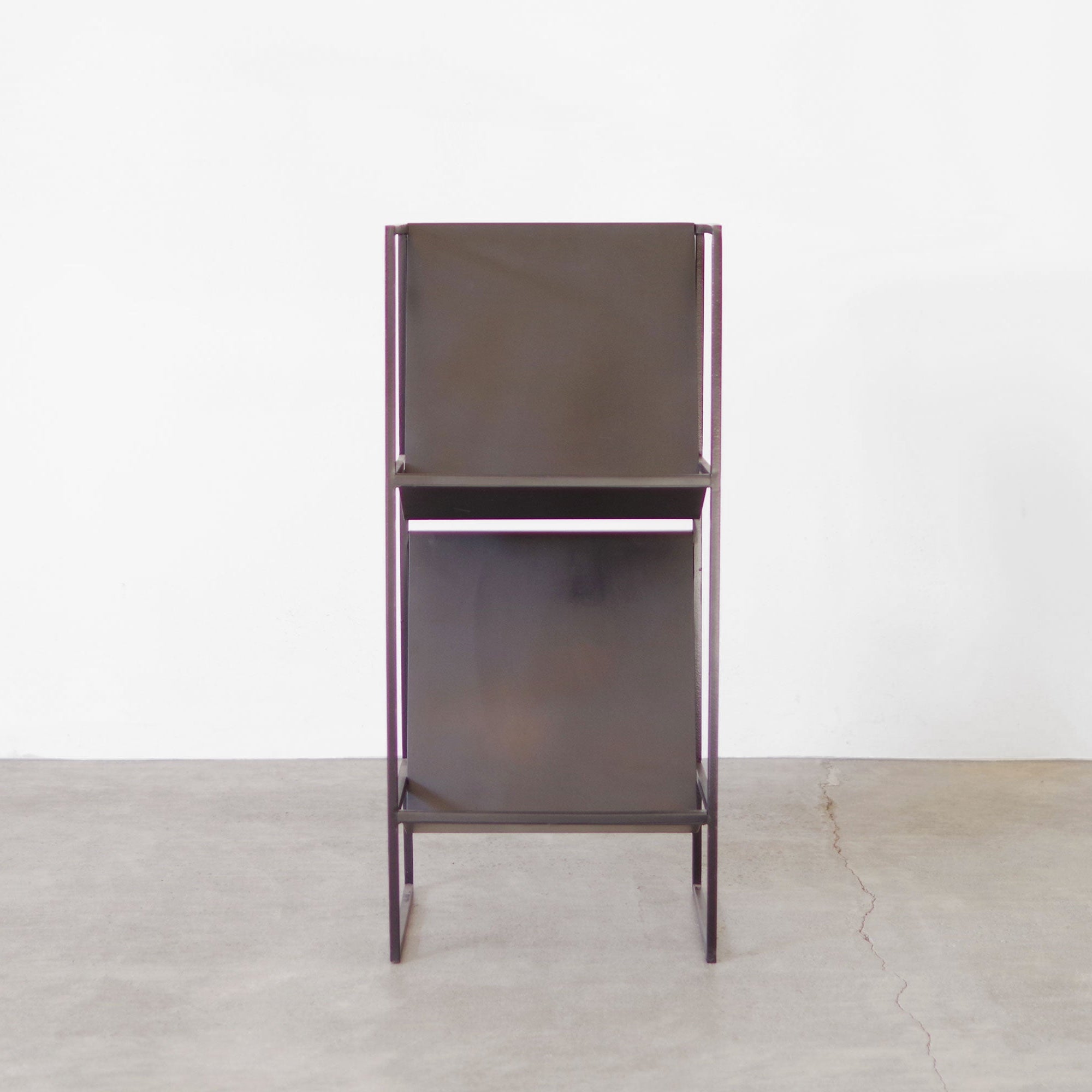 シンプルなアイアンのマガジンラック