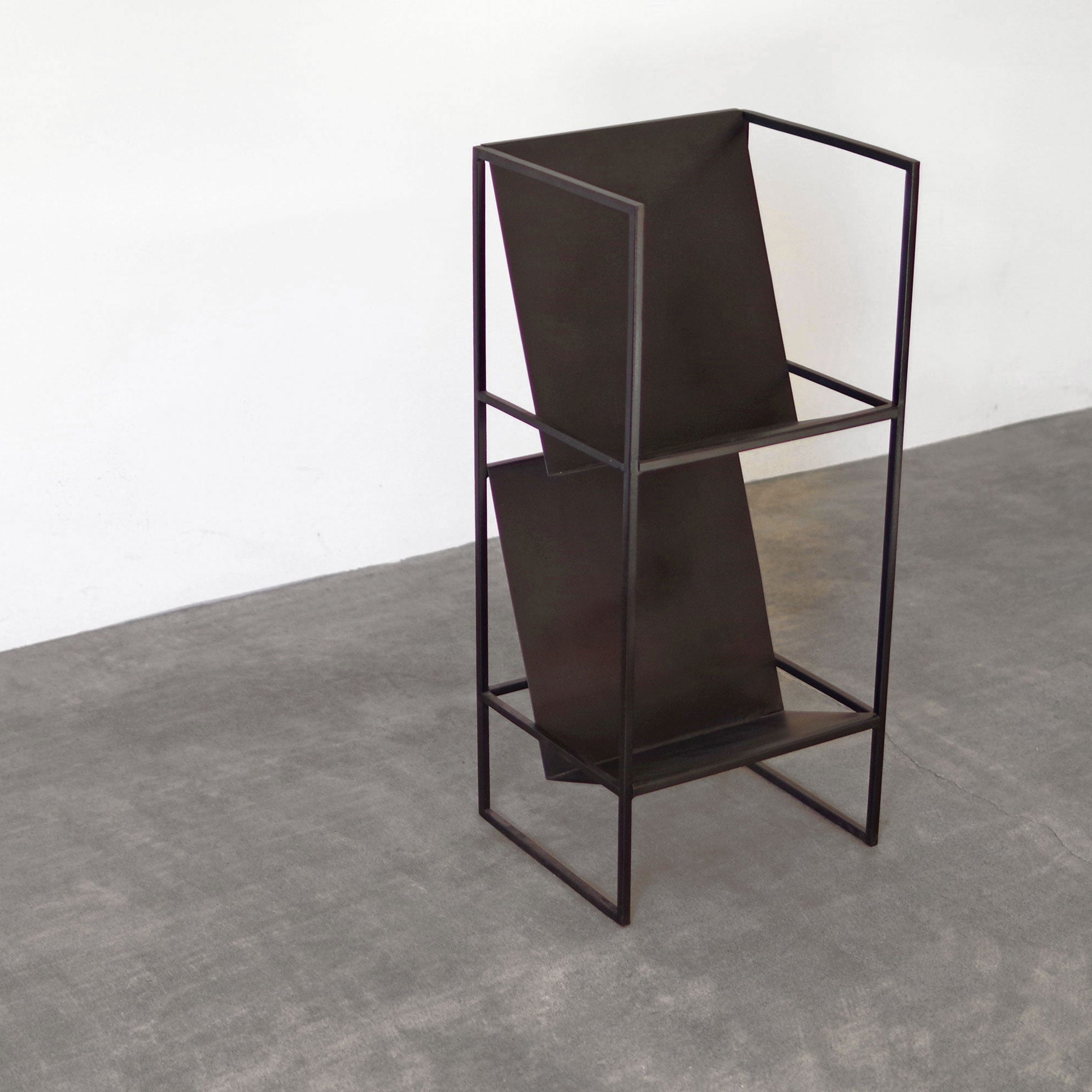 シンプルなアイアンのマガジンラック