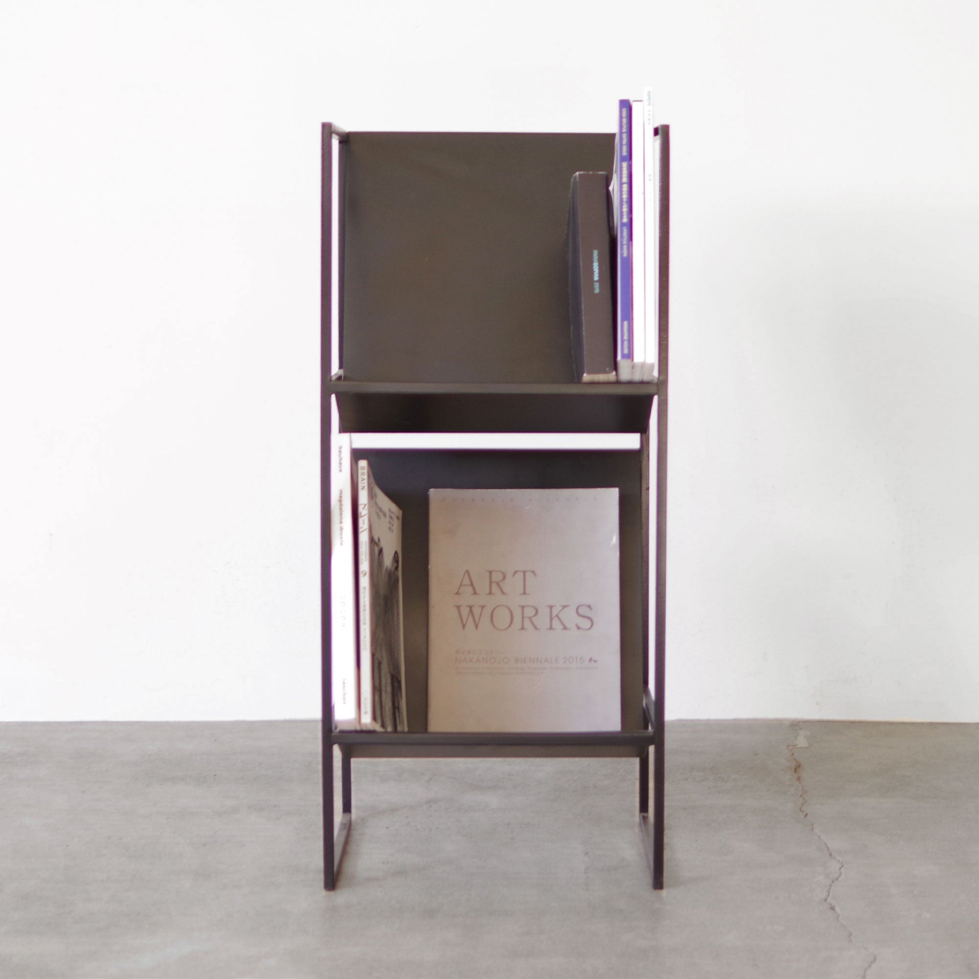 シンプルなアイアンのマガジンラック