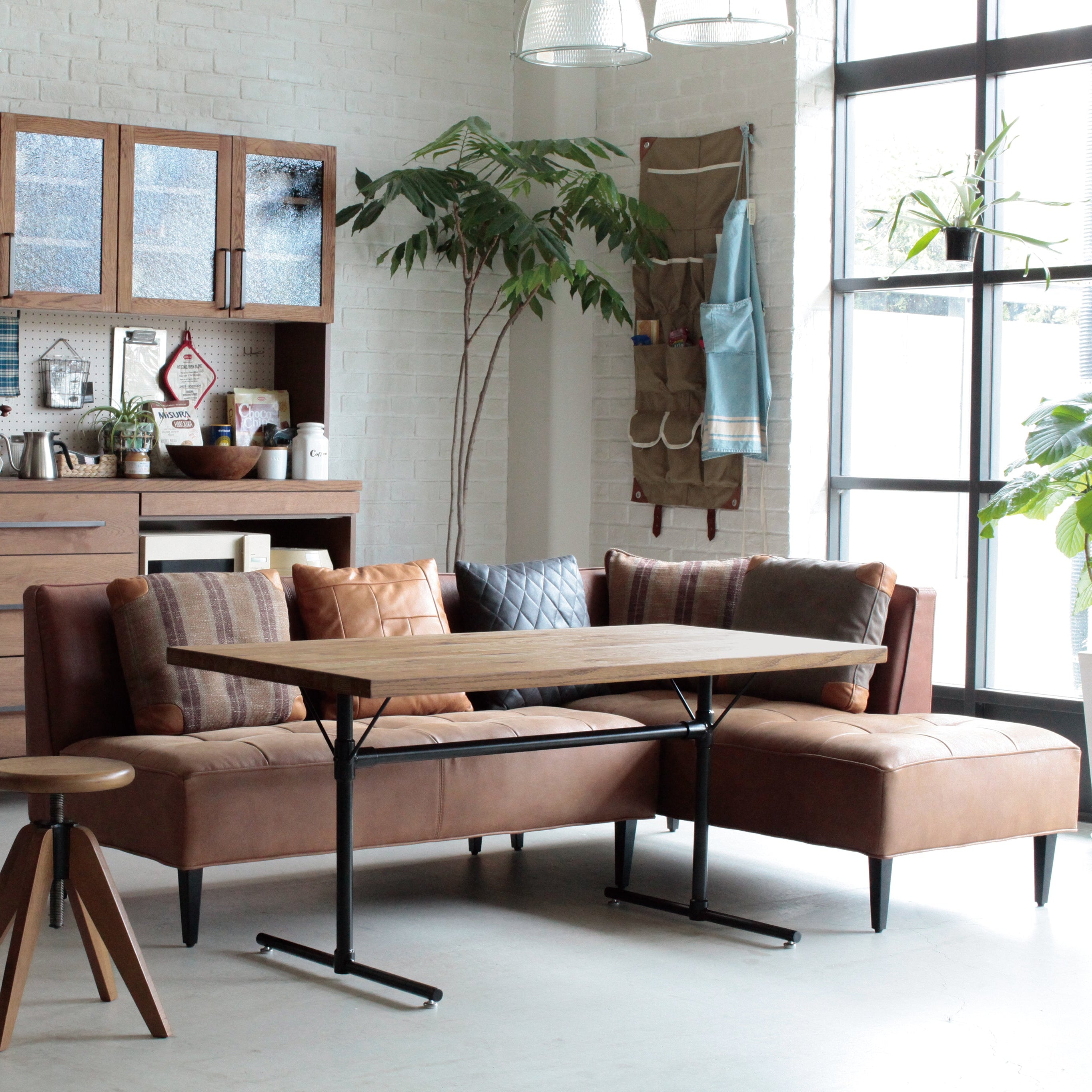 オイル仕上げのヴィンテージ感溢れるカフェライクなLDテーブル。