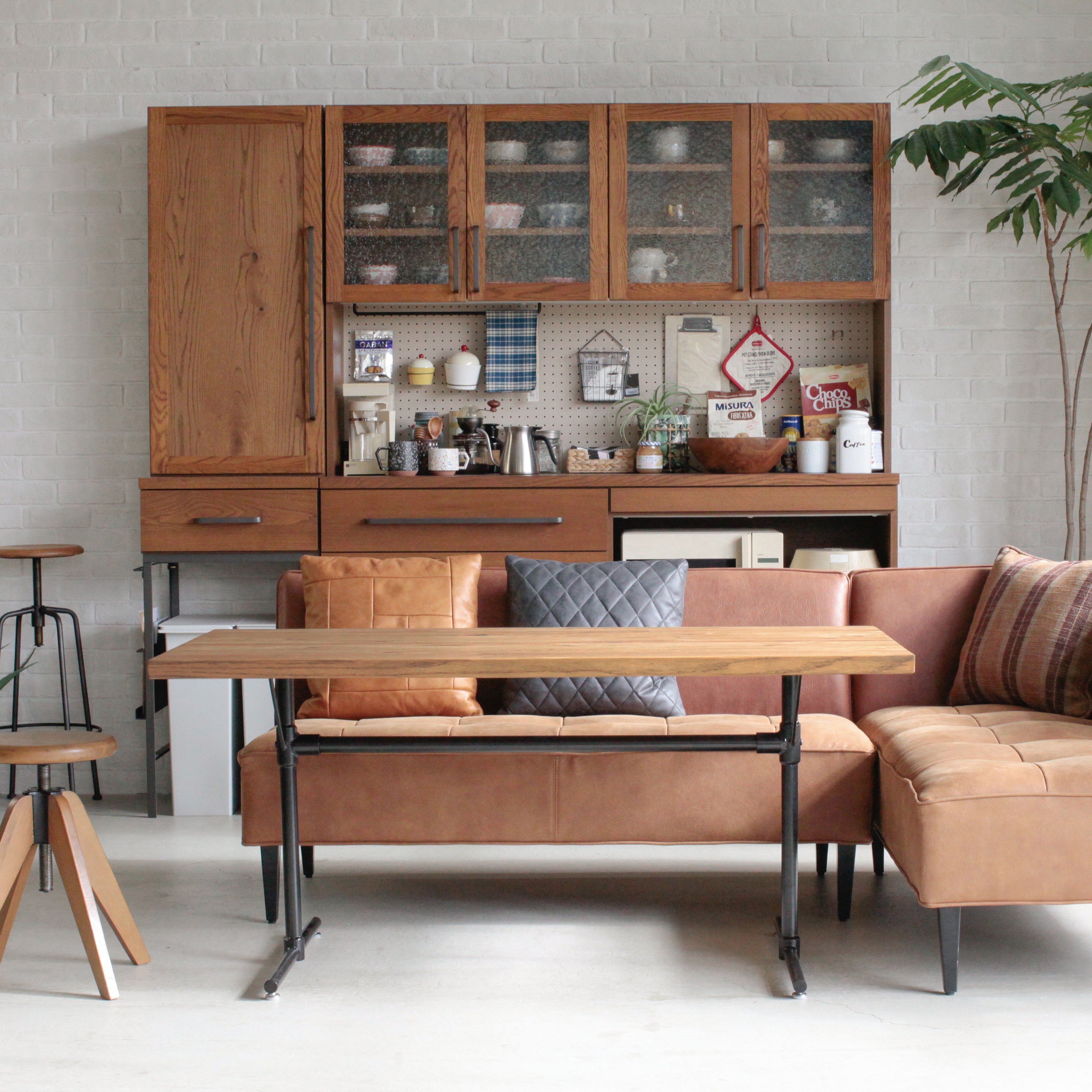 オイル仕上げのヴィンテージ感溢れるカフェライクなLDテーブル。