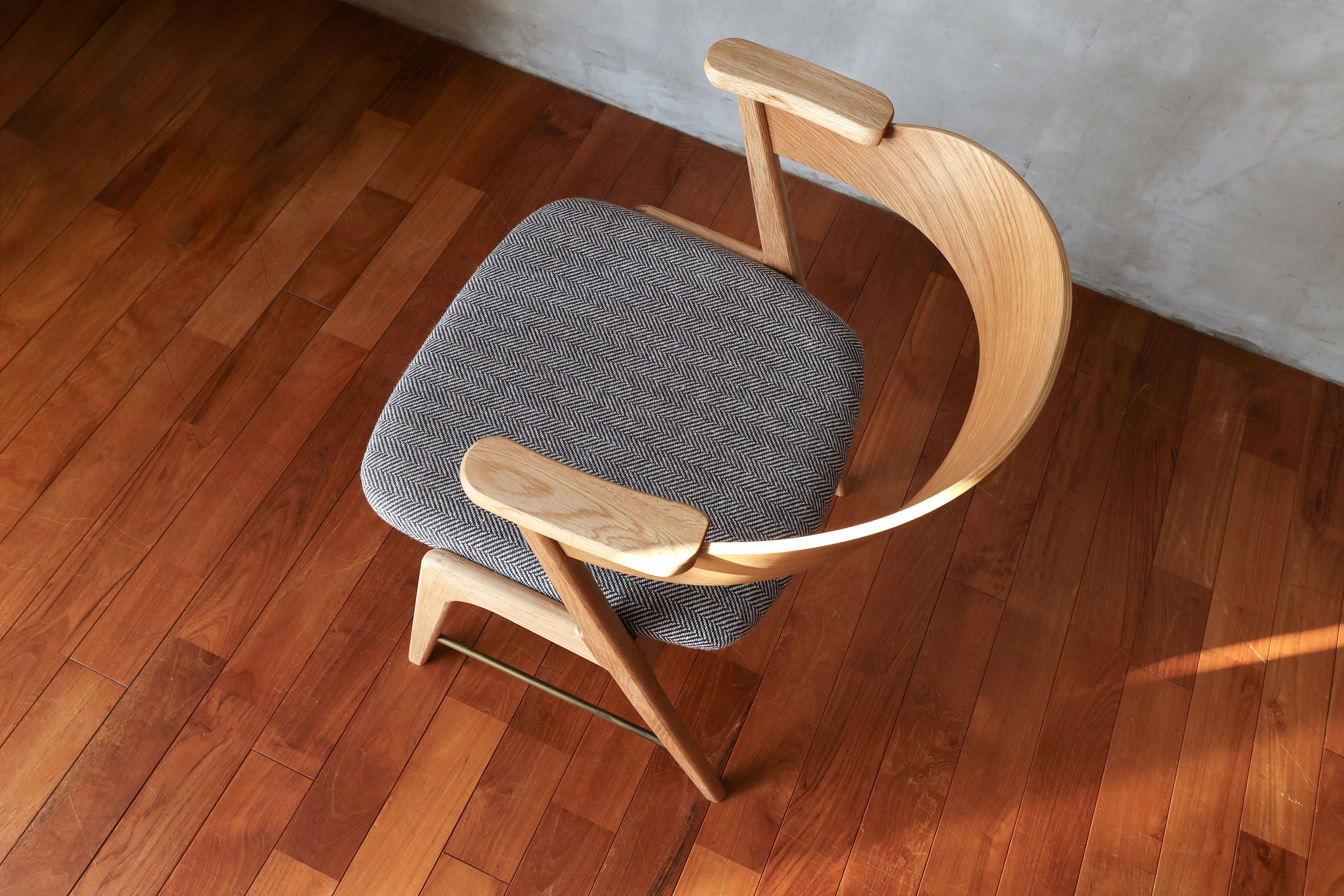 danis short arm chair wood x brass NT