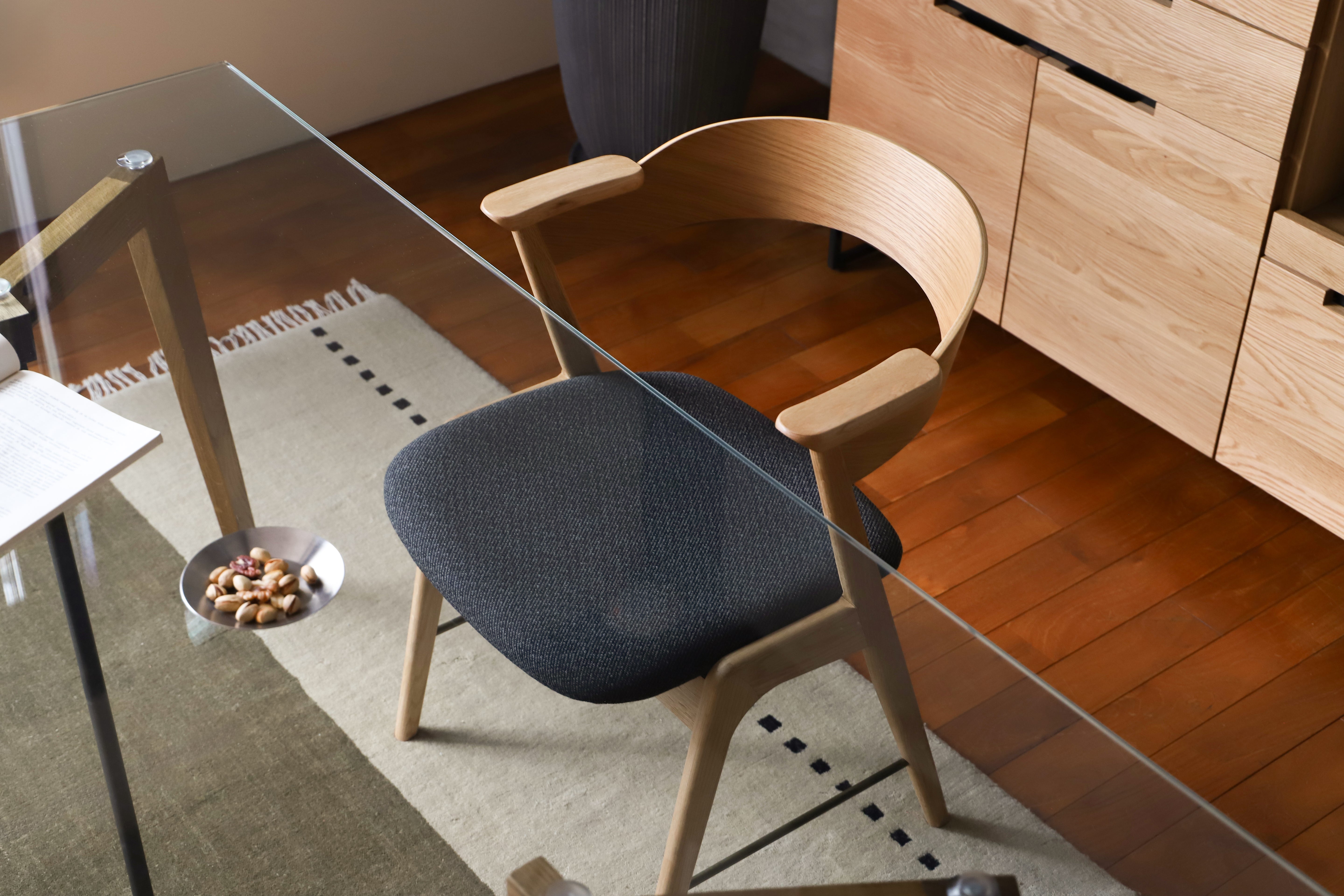 danis short arm chair wood x brass NT