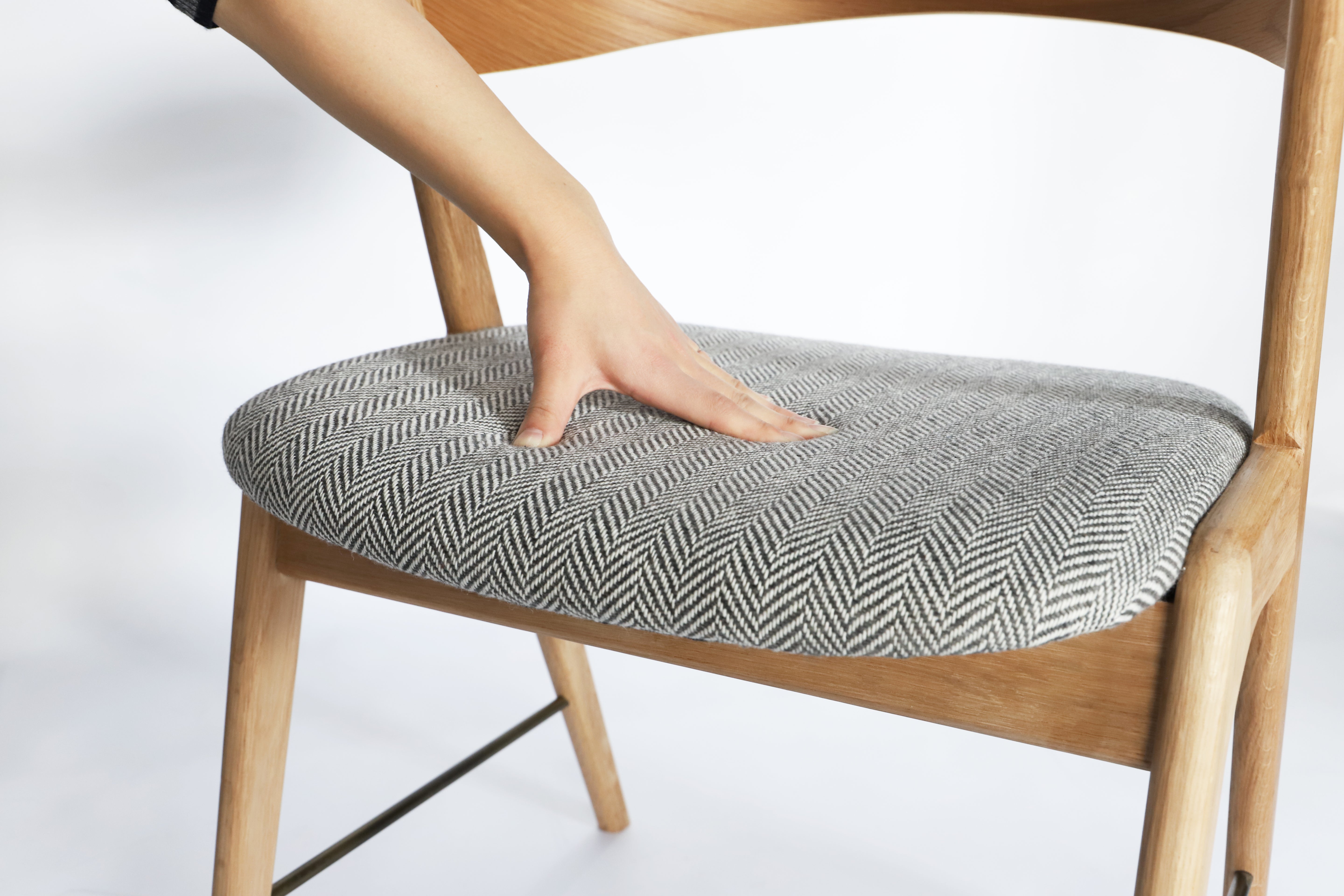 danis short arm chair wood x brass NT